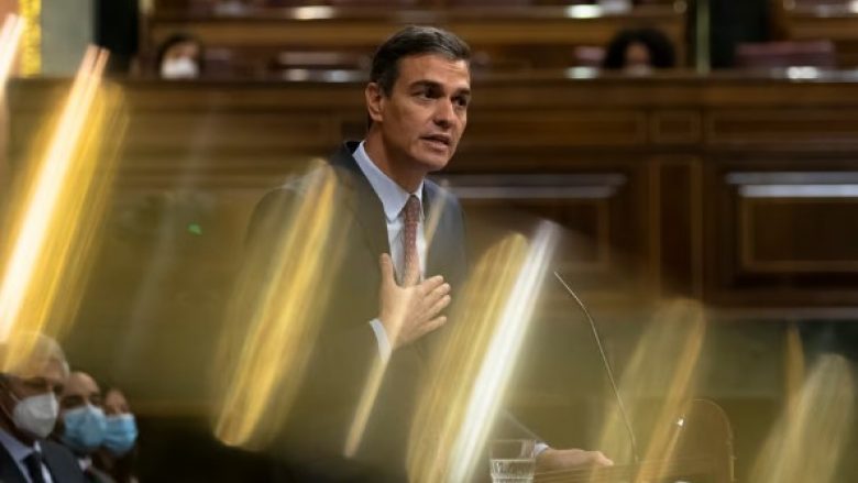 Pavarësisht parlajmërimeve, kryeministri i Spanjës nuk do të japë dorëheqjen pas akuzave ndaj gruas së tij