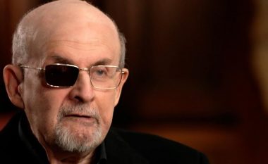 Salman Rushdie përshkruan momentin kur u godit me thikë – zbulon se çfarë i tha kirurgu pas sulmit të vitit 2022