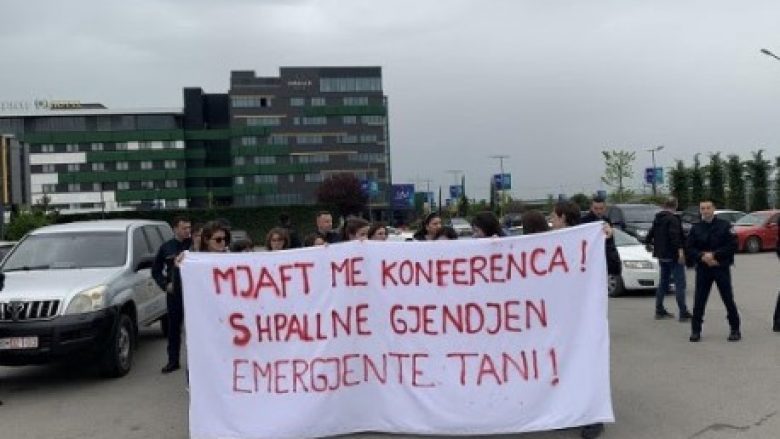 Pas vrasjes në Pejë, proteston Kolektivi Feminist: Të shpallet gjendje emergjente