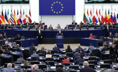 Politico zbardh skandalin: 16 eurodeputetë folën për kanalin pro-rus