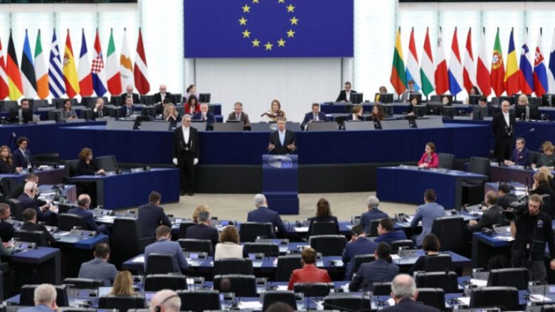 Politico zbardh skandalin: 16 eurodeputetë folën për kanalin pro-rus