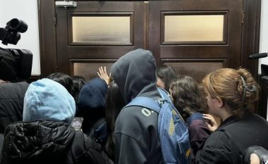 Dyshimet për ngacmime seksuale nga profesori Krasniqi, studentët bllokojnë derën dhe nuk i lejojnë të dalin anëtarët e Këshillit të Etikës të UP-së