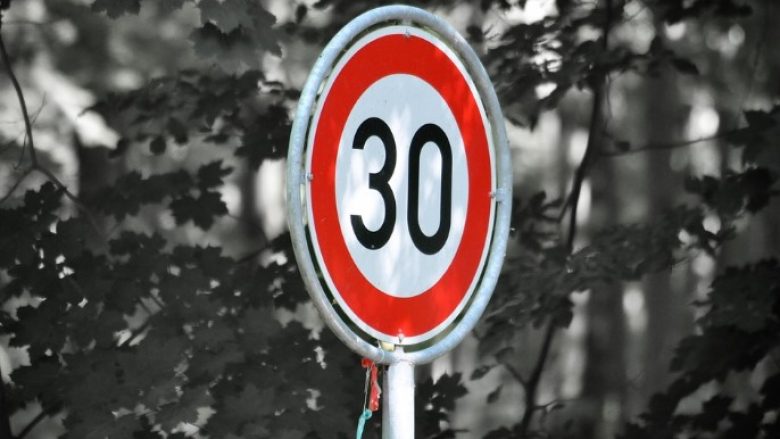 A funksionon kufiri i shpejtësisë prej 30 km/h?