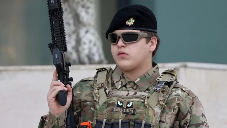 Kadyrov e cakton djalin e tij adoleshent, mbikëqyrës të një shkolle të forcave speciale në Çeçeni