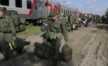 Mijëra ushtarë rus po ikin nga lufta në Ukrainë – a u ka rënë morali luftëtarëve të Putinit?