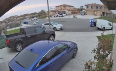 Kamera e ziles së derës filmon veturën teksa 