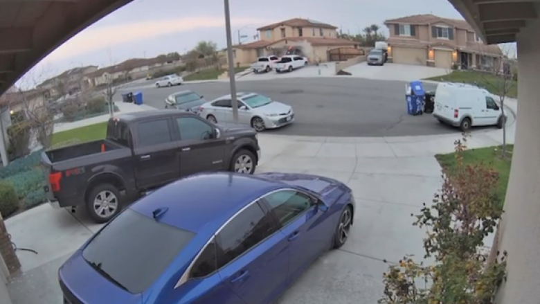 Kamera e ziles së derës filmon veturën teksa “fluturon në ajër”