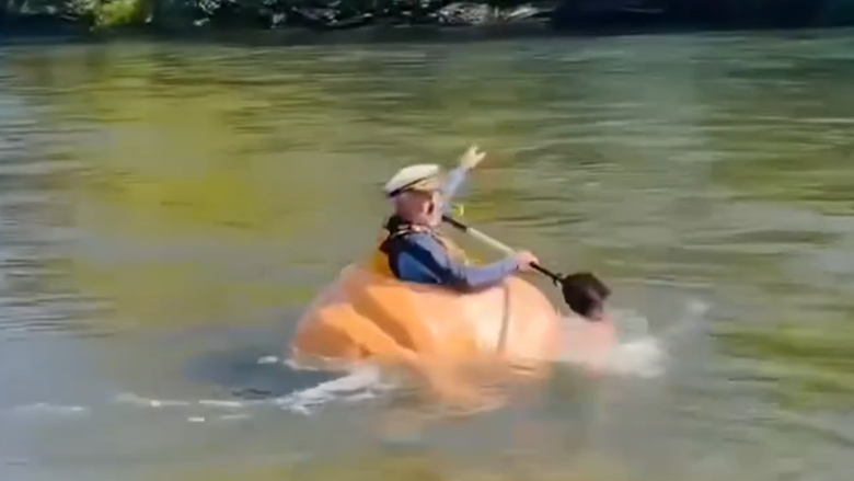 Australiani lundron lumin mbi një kungull