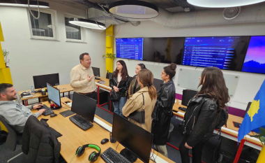 Studentët e Medias dhe Komunikimit në UBT zhvilluan një vizitë studimore në Portalin Telegrafi
