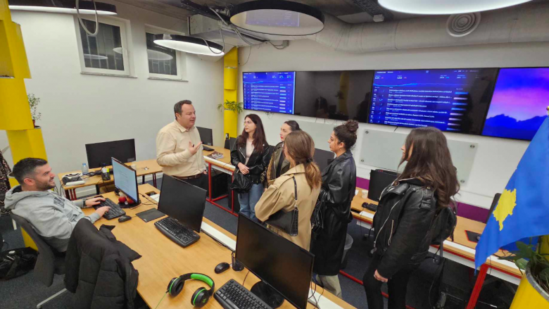 Studentët e Medias dhe Komunikimit në UBT zhvilluan një vizitë studimore në Portalin Telegrafi