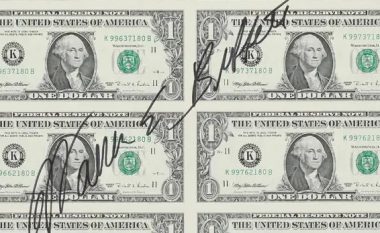 Një autograf i Warren Buffett në një fletë me kartëmonedha amerikane është shitur për 20,740 dollarë