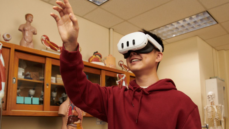 A do të përdorin shkollat “kufje të realitetit virtual” për të zhvilluar mësimin?