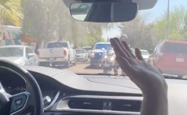 Policia sinjalizon automjetin pa shofer të ndryshojë krahun - shihni se çfarë ndodh në Arizona