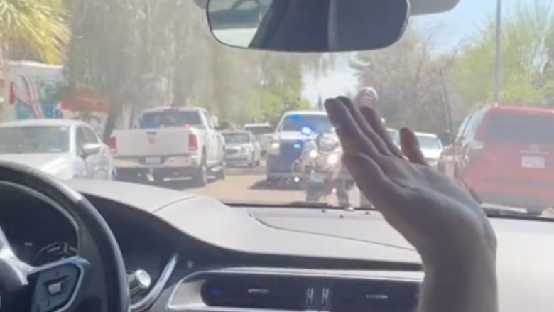 Policia sinjalizon automjetin pa shofer të ndryshojë krahun - shihni se çfarë ndodh në Arizona