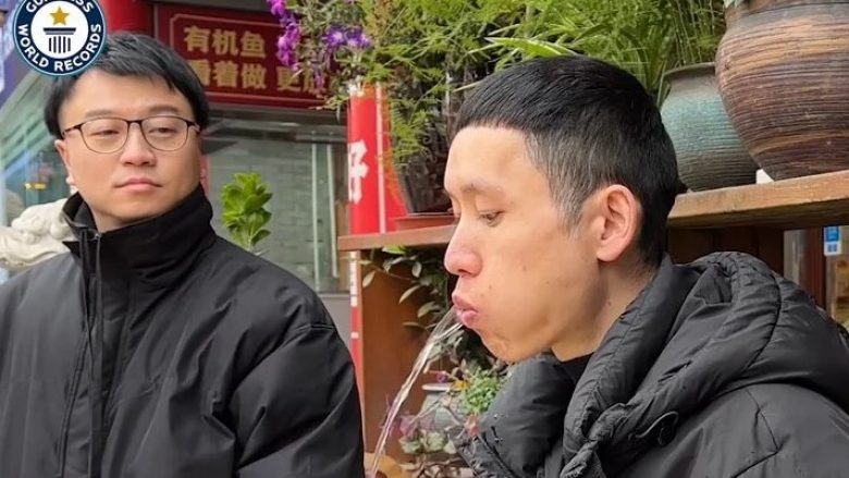 “Shatërvan prej njeriut” në Kinë – burri arrin të nxjerr ujë nga goja vazhdimisht për gjashtë minuta