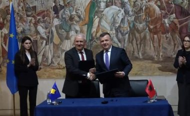 Lehtësohen edhe më tutje procedurat e kalimit në kufi ndërmjet Kosovës dhe Shqipërisë – Balla dhe Sveçla nënshkruajnë marrëveshjen
