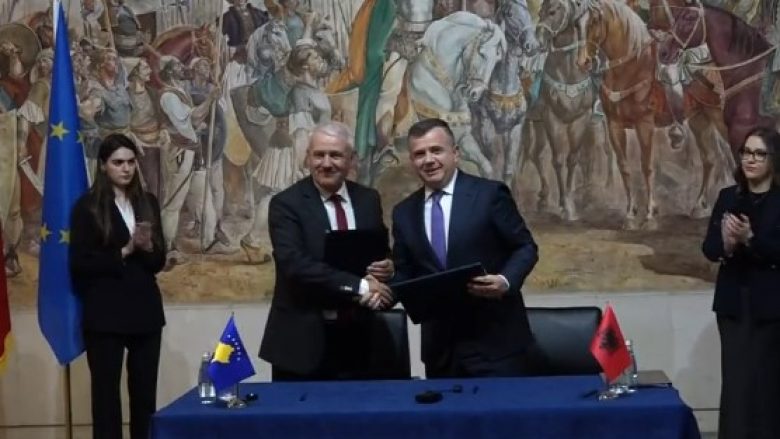 Lehtësohen edhe më tutje procedurat e kalimit në kufi ndërmjet Kosovës dhe Shqipërisë – Balla dhe Sveçla nënshkruajnë marrëveshjen