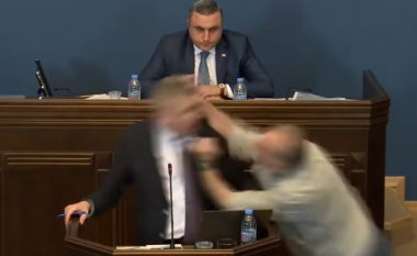 Si në një ring boksi – deputeti gjeorgjian godet kundërshtarin në fytyrë, në një përplasje për projektligjin për “agjentët e huaj”