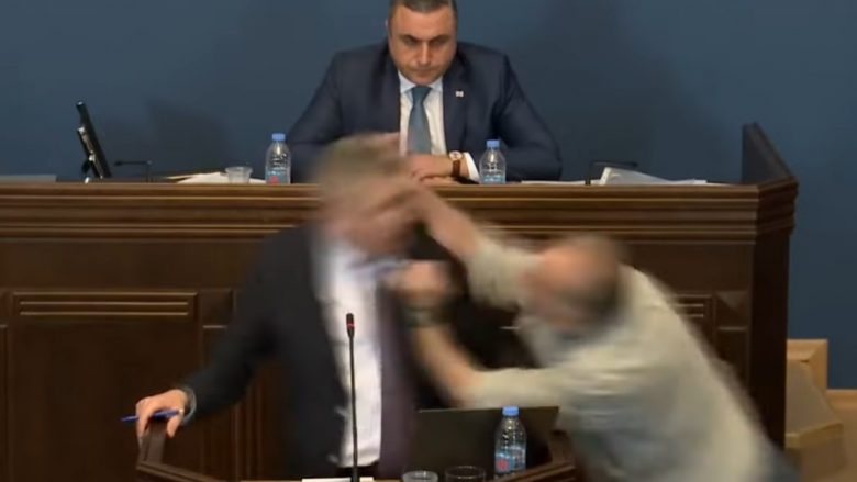 Si në një ring boksi – deputeti gjeorgjian godet kundërshtarin në fytyrë, në një përplasje për projektligjin për “agjentët e huaj”