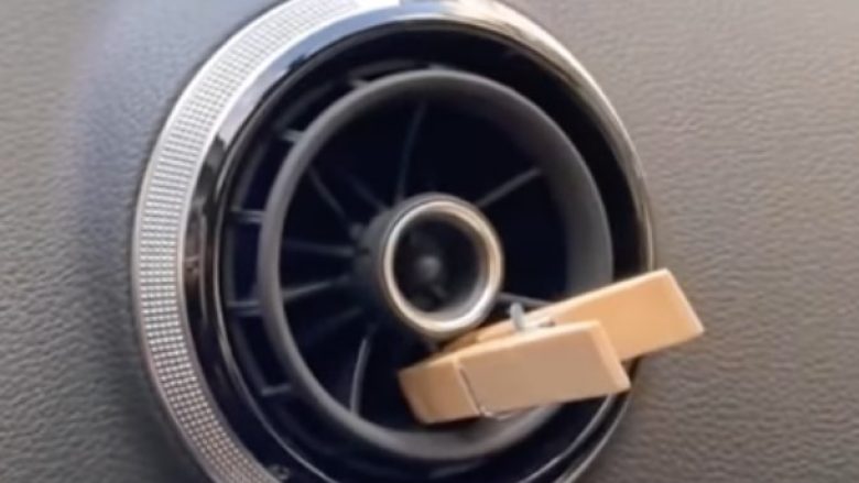 Zgjidhje interesante: Pse disa shoferë i vendosin kunjat prej druri në pjesët e ajrosjes së veturës?!