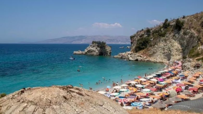 Një plazh në Shqipëri ka zyrtarisht “ujin më të kaltër në botë”