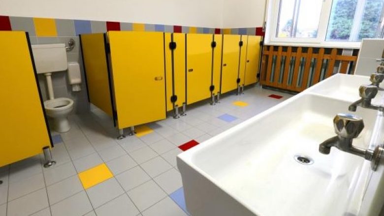 Një nënë e nxori vajzën nga shkolla “për shkak të politikës së re të tualeteve” në një shkollë të Anglisë