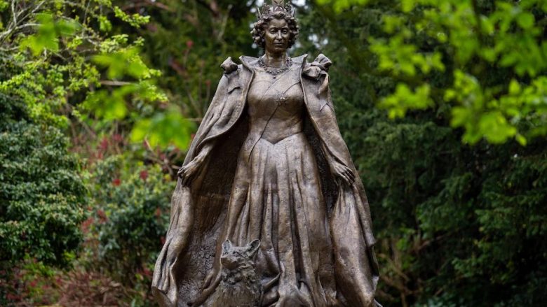 Paraqitja e tmerrshme e Mbretëreshës së ndjerë flet për fundin e epokës së statujave