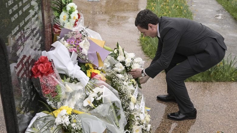 Kurti bëri homazhe në përkujtim të masakrës në Paklek të Drenasit