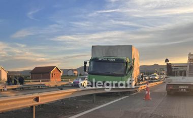 Kamioni aksidentohet në magjistralen Prishtinë-Pejë
