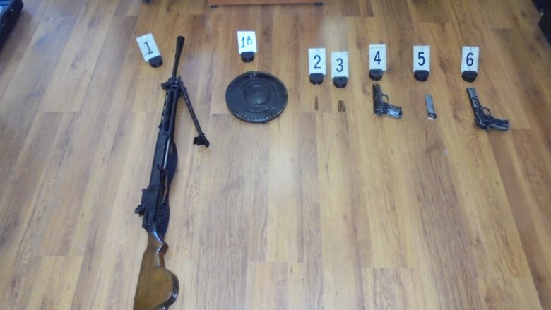 Arrestohet një 21 vjeçar në Istog – policia i gjen armë dhe municion në shtëpi