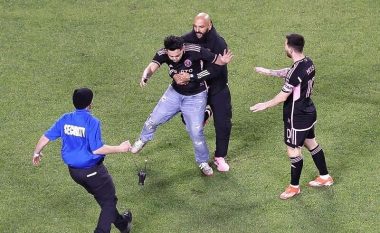 Truproja i Messit nuk e shikon se a po zhvillohet ndeshja, ai u fut në fushë për ta ruajtur argjentinasin nga një tifoz