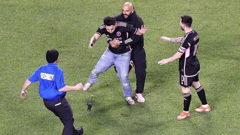 Truproja i Messit nuk e shikon se a po zhvillohet ndeshja, ai u fut në fushë për ta ruajtur argjentinasin nga një tifoz