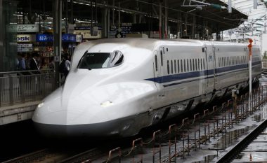 Treni në Japoni u nis me 17 minuta vonesë: Kur pasagjerët dëgjuan arsyen, askush nuk u zemërua