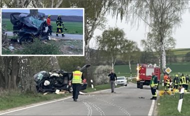 Tre të rinj të vdekur pasi shoferi humbi kontrollin e makinës dhe u përplas me një pemë në Gjermani