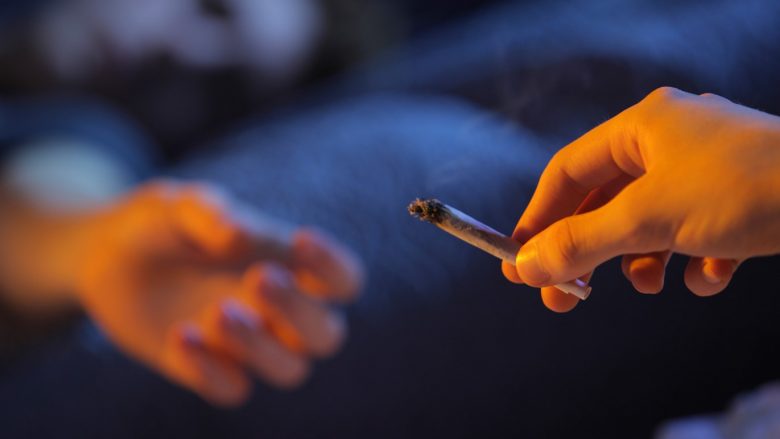 Ndryshon ligji në Shqipëri, burg deri 8 vite kush shet cigare për fëmijët