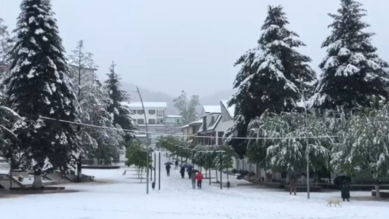 “Rikthehet” dimri në Shqipëri, në disa zona trashësia e dëborës shkon në 30 cm