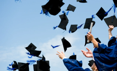 Rënie e lehtë e numrit të studentëve të diplomuar në Maqedoni