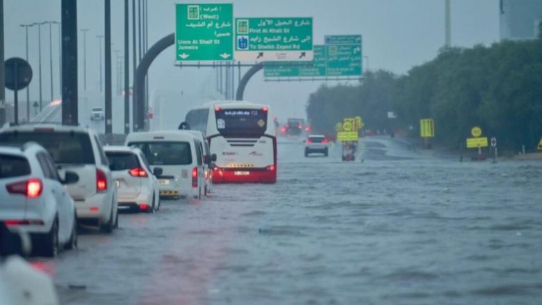 Shiu i madh përfshiu Dubain – rrugë të përmbytura, fluturime të anuluara