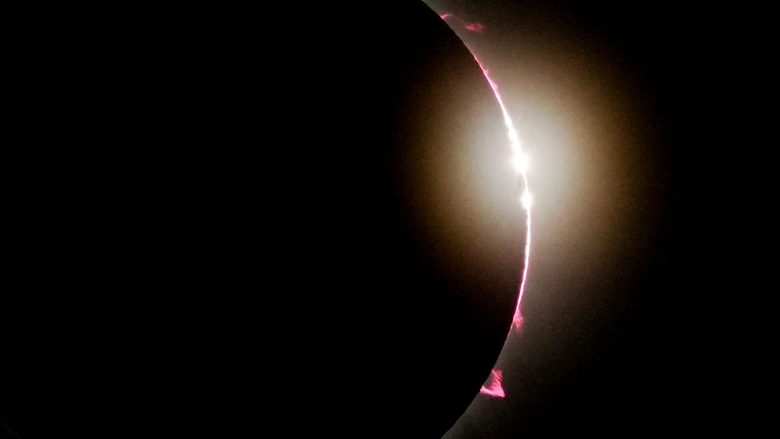 Një eklips i plotë diellor “zhyti në errësirë një pjesë të Amerikës” – disa nga imazhet më të mira të ngjarjes spektakolare kozmike