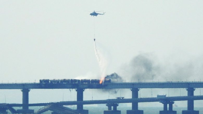 Krimea u trondit nga shpërthimet, u mbyll ura që shërben si një rrugë kryesore furnizimi për forcat ruse