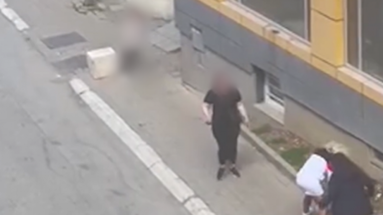 Ngjarje e pazakontë, një grua rrah një kalimtare të rastit në Prishtinë dhe sulmon një tjetër