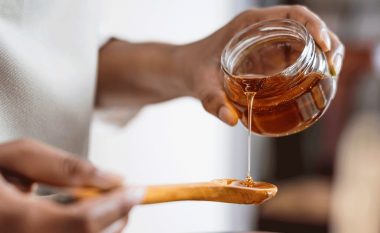Ushqim dhe ilaç: Cilin mjaltë duhet të konsumojmë nëse kemi probleme shëndetësore dhe kush nuk duhet ta përdorë