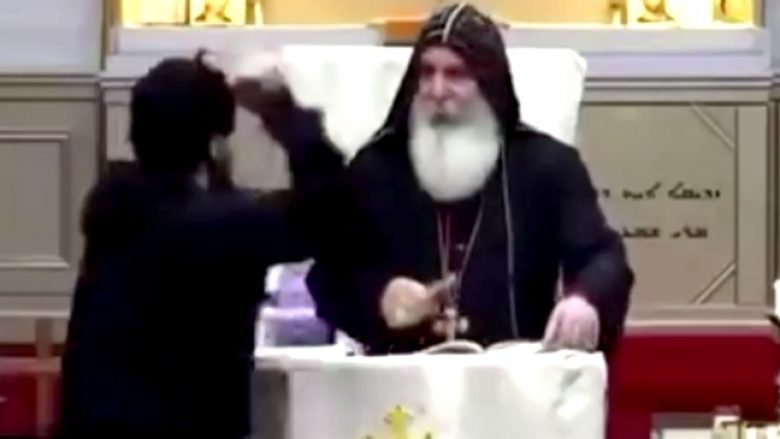Po trajtohet si “akt terrorist” – detaje dhe pamje të tjera rreth ngjarjes ku peshkopi dhe besimtarët u sulmuan me thikë në një kishë në Sidnei