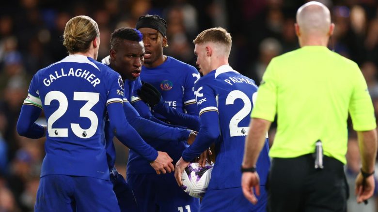 Fitorja e thellë e Chelseat përballë Evertonit zbehet nga zënka e lojtarëve për një penallti