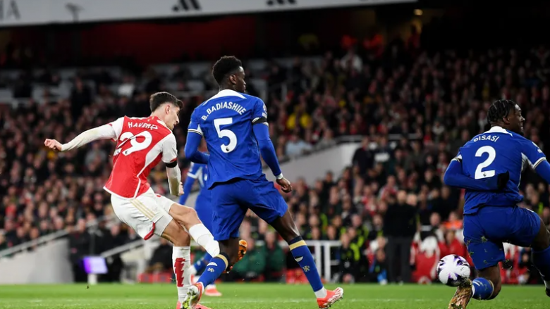 Arsenali mposht thellë Chelsean dhe vazhdon sigurt si lider i Ligës Premier