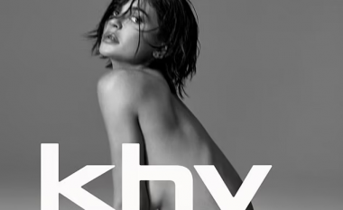 Kylie Jenner pozon zhveshur, teksa paralajmëron një bashkëpunim pë markën e saj  “Khy”