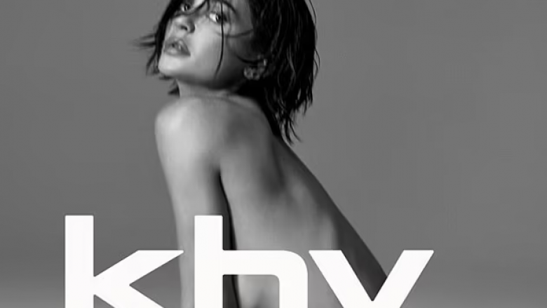 Kylie Jenner pozon zhveshur, teksa paralajmëron një bashkëpunim pë markën e saj  “Khy”