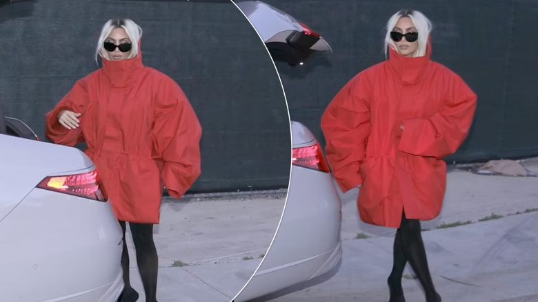 Kim Kardashian mbulohet me një pallto të madhe të kuqe dhe tregon flokët e saj të reja bionde, gjatë një daljeje në Miami