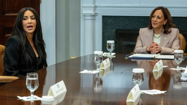 Kim Kardashian e ftuar nderi në Shtëpinë e Bardhë, pritet nga zëvendëspresidentja Kamala Harris për të diskutuar mbi reformën në drejtësi penale