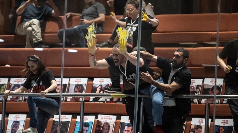 Familjet e pengjeve izraelite protestojnë në parlamentin e Izraelit